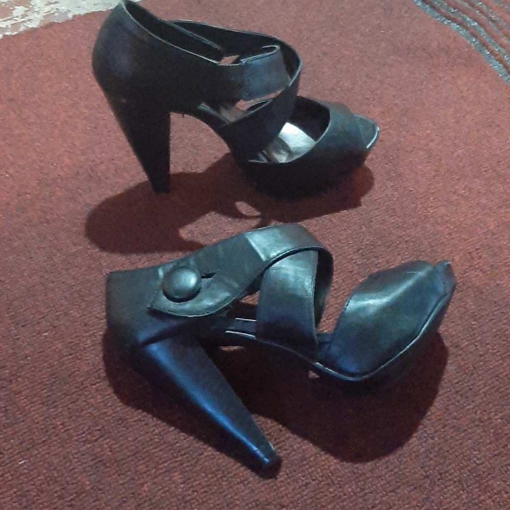 MISHA ; Y NOT? LEATHER HEELS